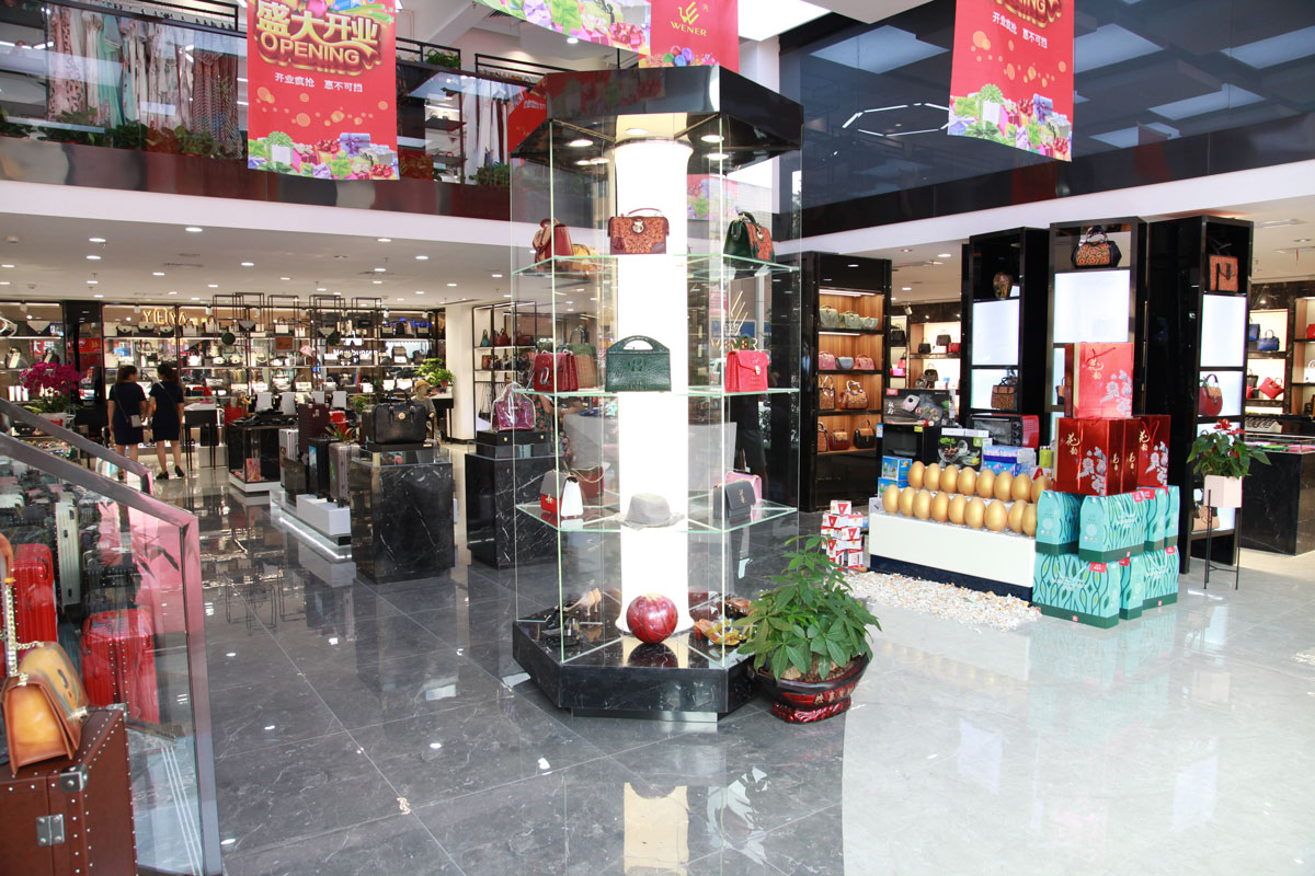 長沙溫爾皮具店裝修設(shè)計(jì)效果圖_長沙高橋皮具店裝修_長沙裝修公司_永祺商業(yè)裝飾