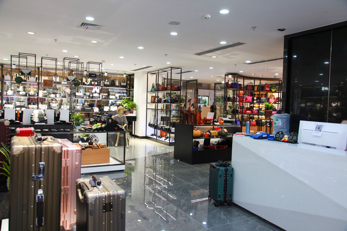 長沙溫爾皮具店裝修設(shè)計(jì)效果圖_長沙高橋皮具店裝修_長沙裝修公司_永祺商業(yè)裝飾