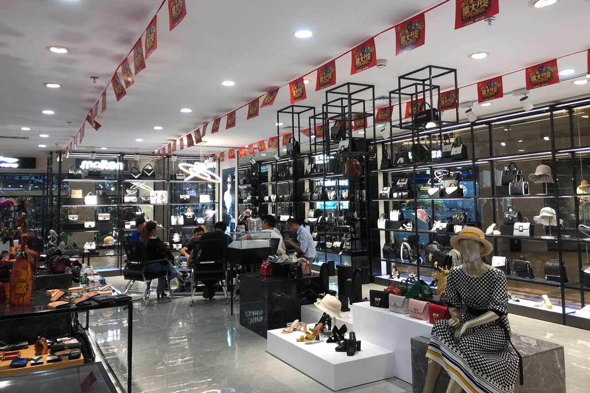 長沙溫爾皮具店裝修設(shè)計(jì)效果圖_長沙高橋皮具店裝修_長沙裝修公司_永祺商業(yè)裝飾